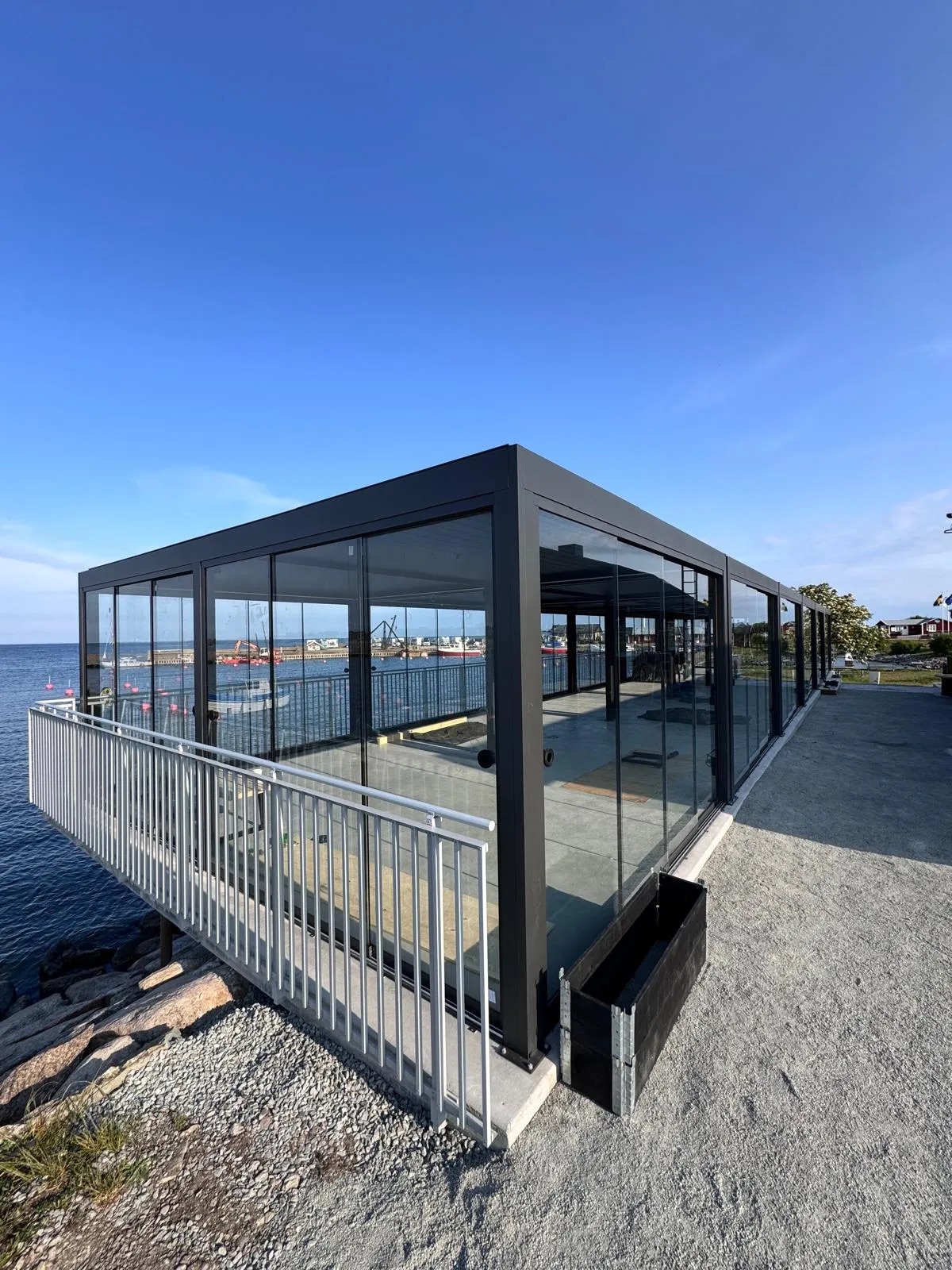 Sex sammankopplade PERGOLUX pergolor med inglasning vid havet på Öland