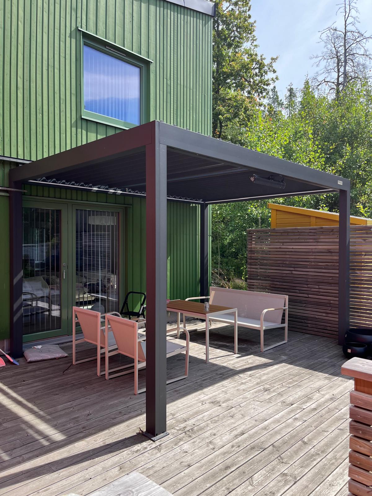 Installation av Pergolux pergola vid villa