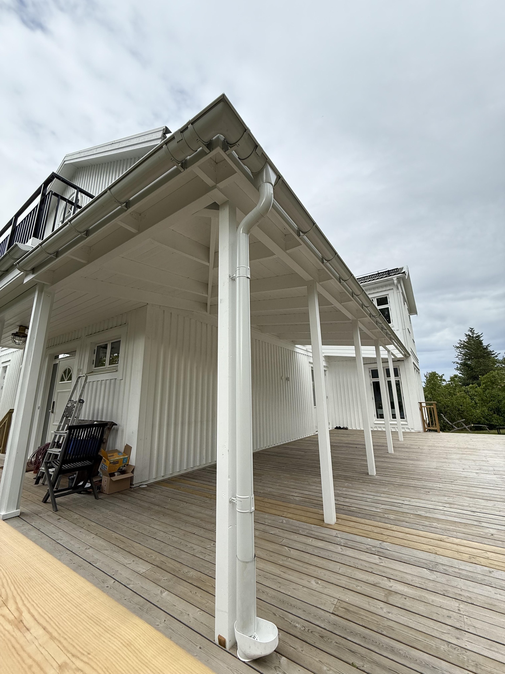 Installation av Pergolux pergola vid villa