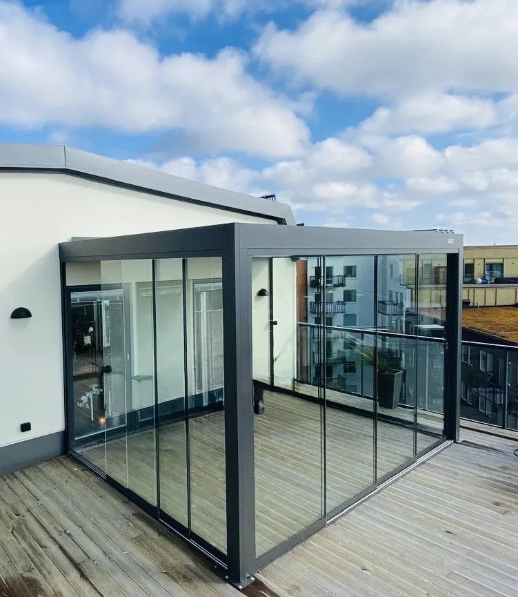 Inglasad PERGOLUX pergola monterad på en takterrass i Stockholm