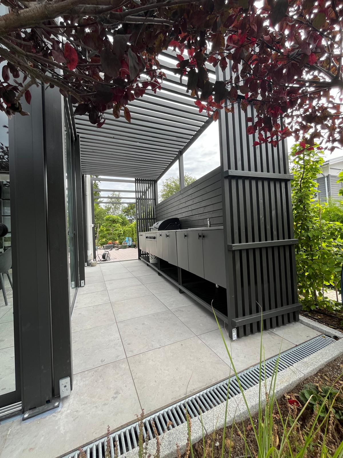 Modern Pergolux pergola installerad på terrass