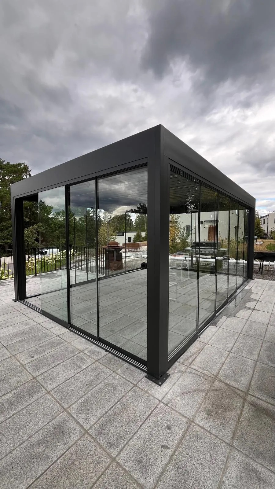 Inglasad mörkgrå PERGOLUX pergola med skjutbara glaspartier
