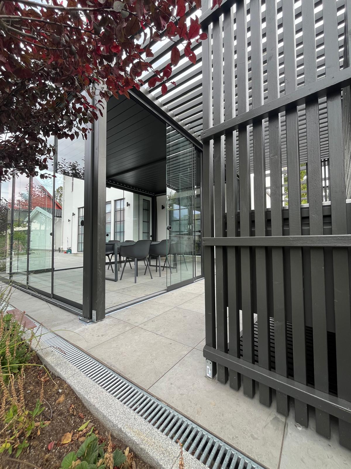 Stor Pergolux pergola installerad på restaurangens uteservering