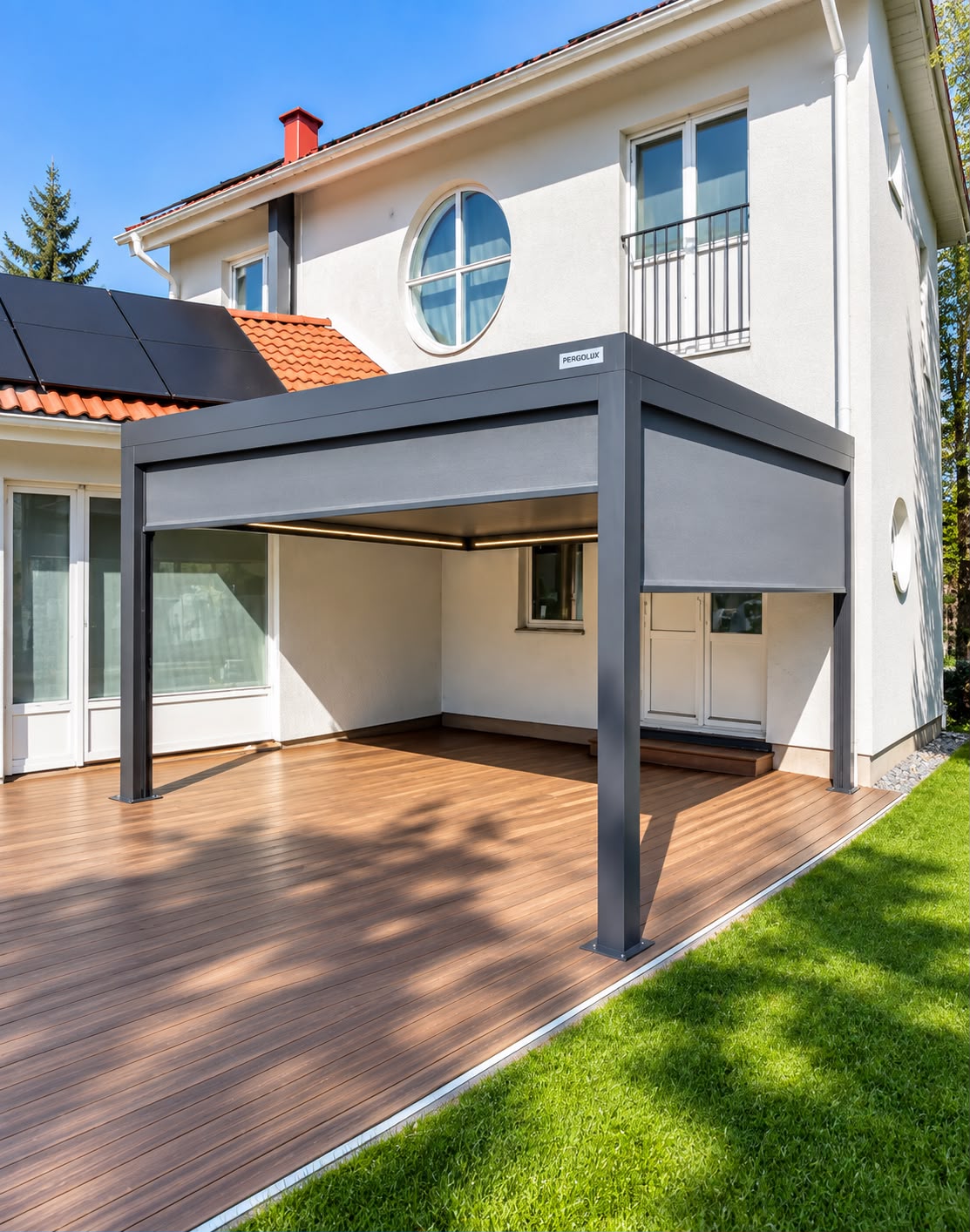 Väggmonterad PERGOLUX pergola med solskydd och screen på trädäck