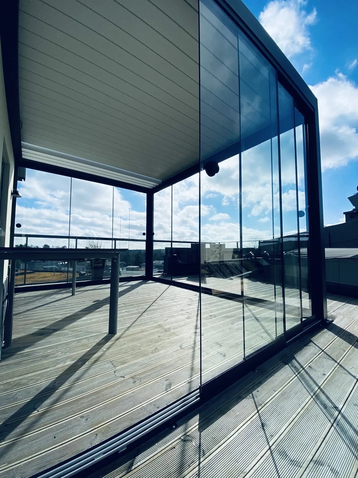 Insidan av inglasad PERGOLUX pergola med skjutglas och utsikt